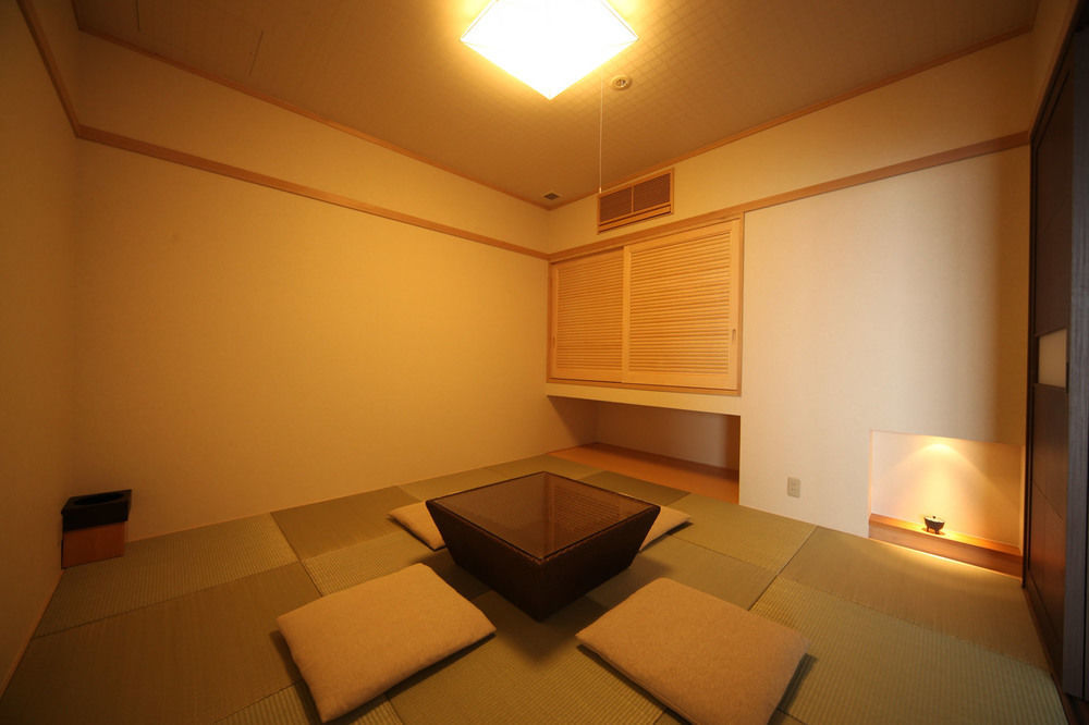 Amane Resort Seikai Beppu Zewnętrze zdjęcie A traditional Japanese room with a kotatsu