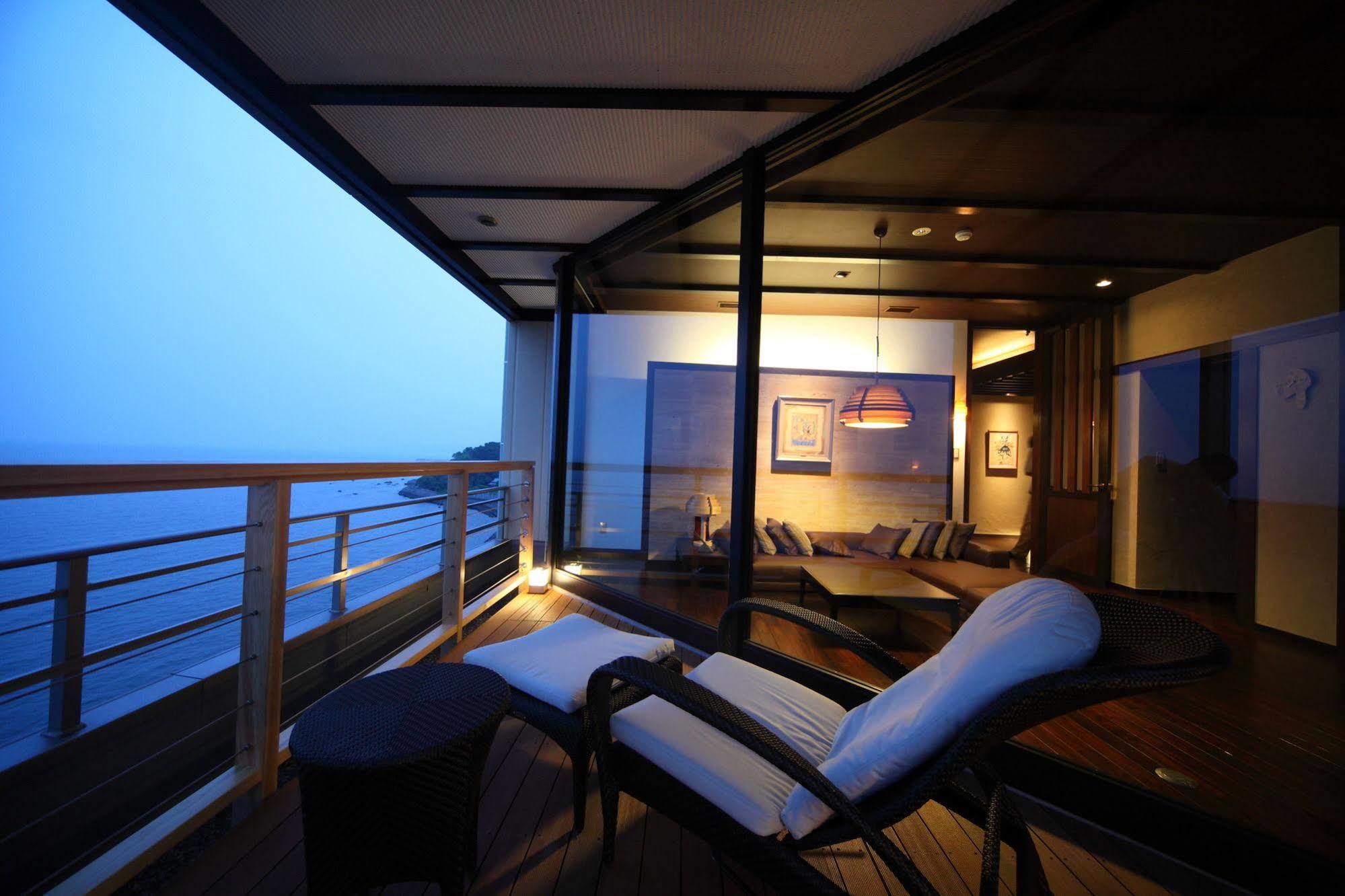 Amane Resort Seikai Beppu Zewnętrze zdjęcie The balcony of a suite on the World Voyager