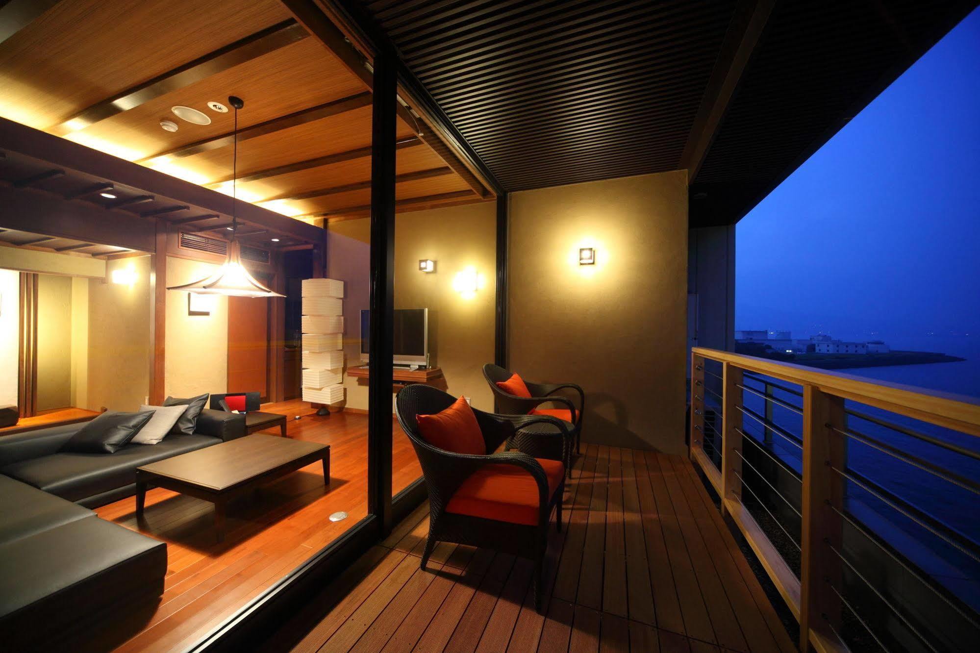 Amane Resort Seikai Beppu Zewnętrze zdjęcie A balcony in a house